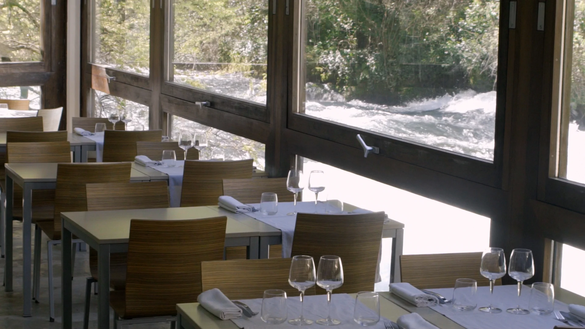 Indoor dining room of Restaurant Philip with view over the Sorgue river