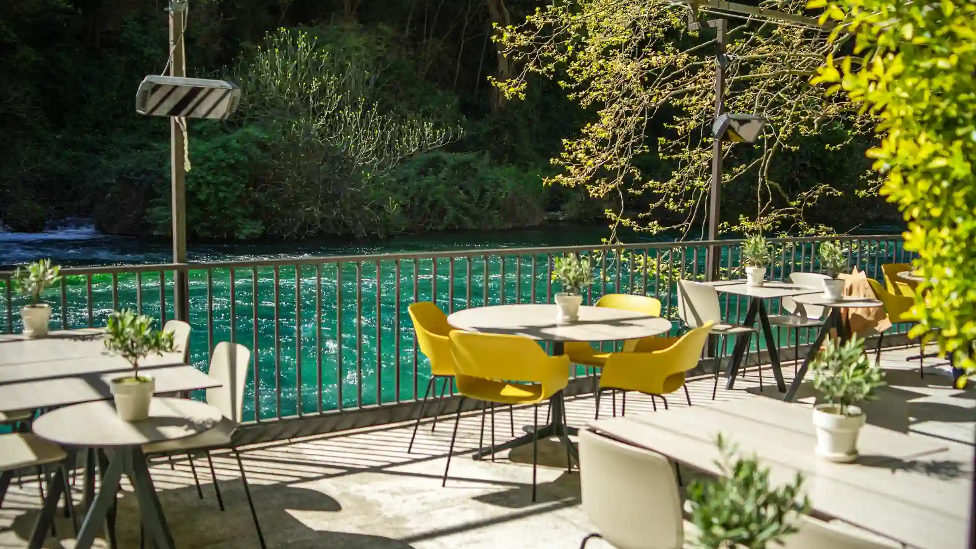 Tables on the terrace by the turquoise Sorgue, Restaurant Philip Fontaine-de-Vaucluse
