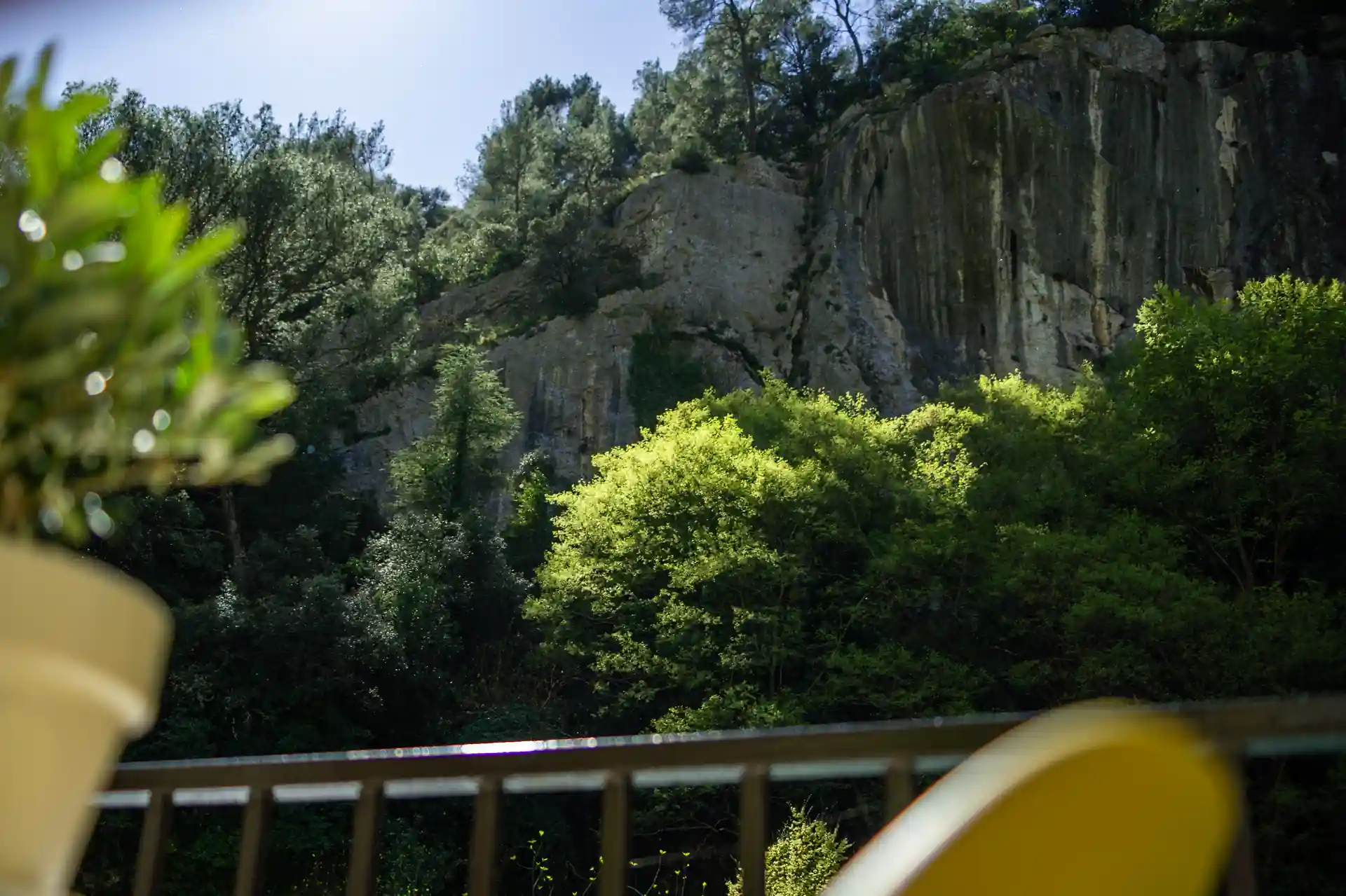 View of the Fontaine-de-Vaucluse cliff from the terrace of Restaurant Philip